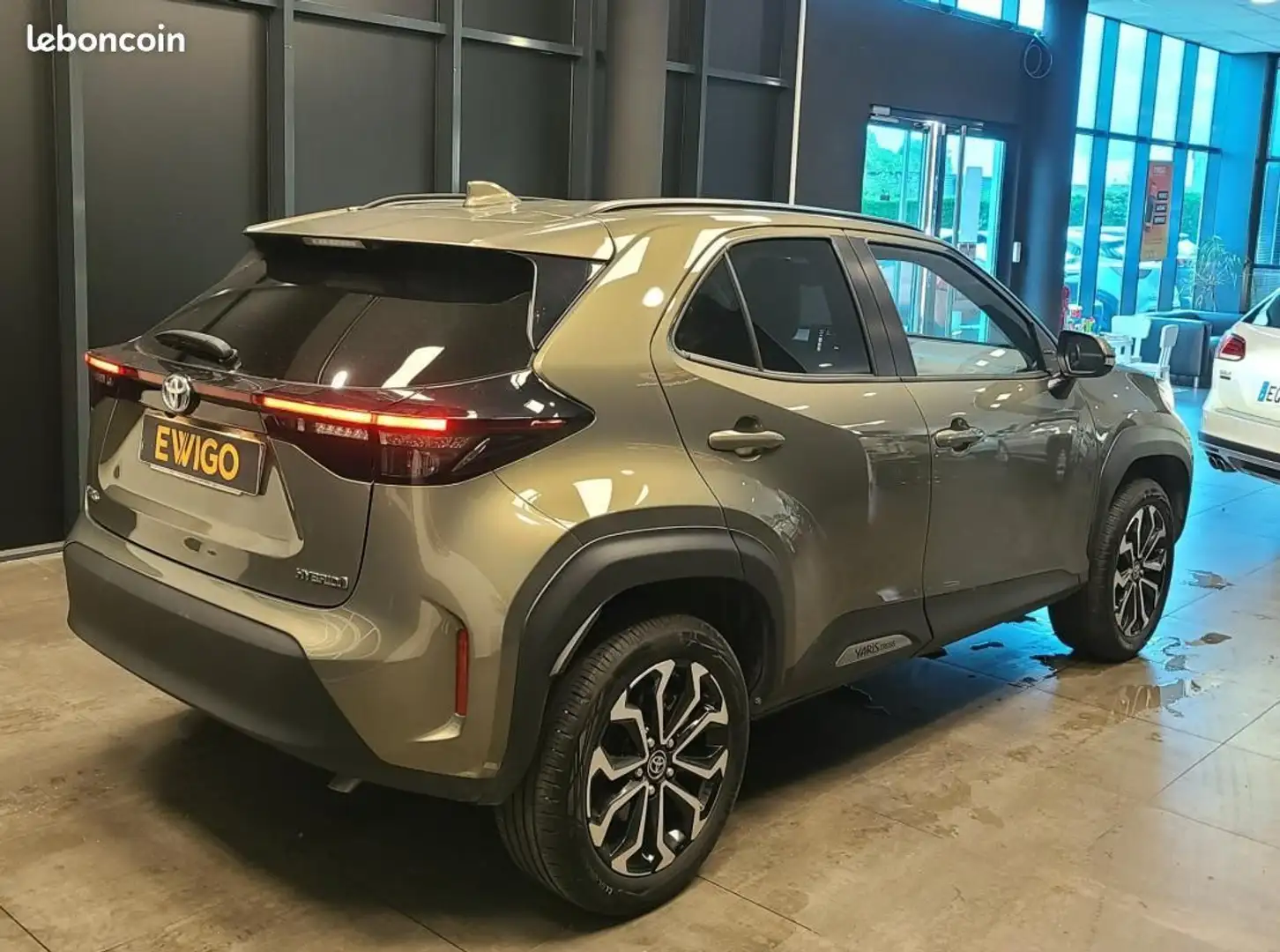 Toyota Yaris CROSS 116h HYBRID DESIGN Gris - 2