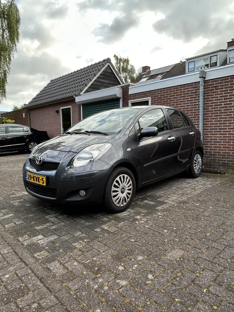 Toyota Yaris 1.3 VVTi Aspiration Серый - 2