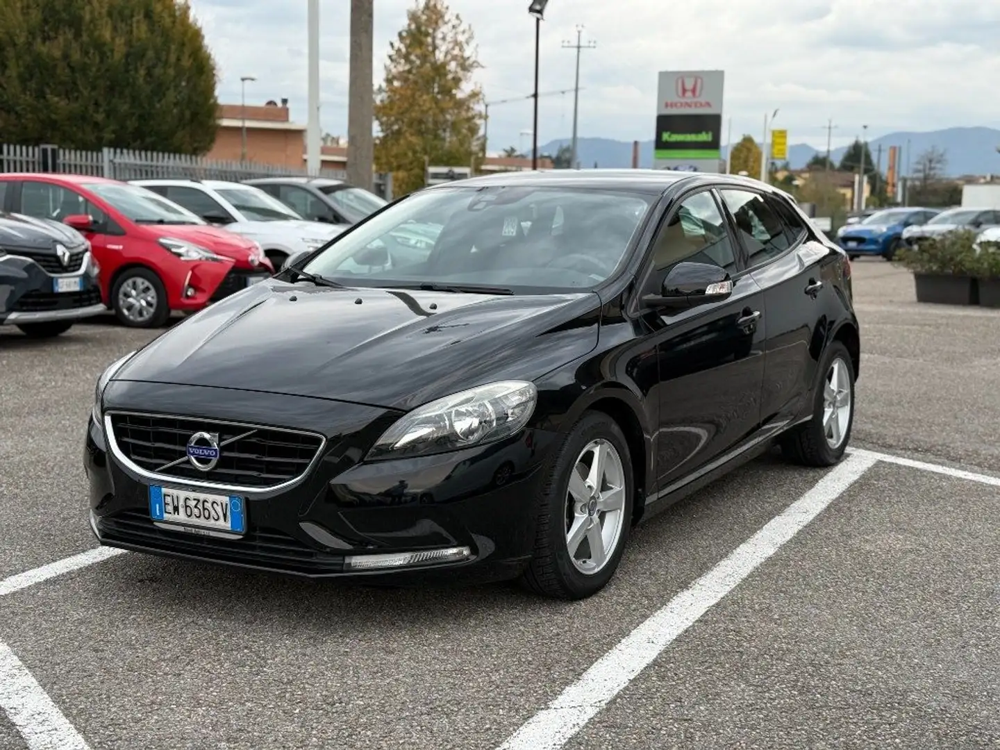 Volvo V40 D2 1.6 Momentum Noir - 1