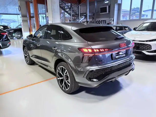 Audi Q3 view 7