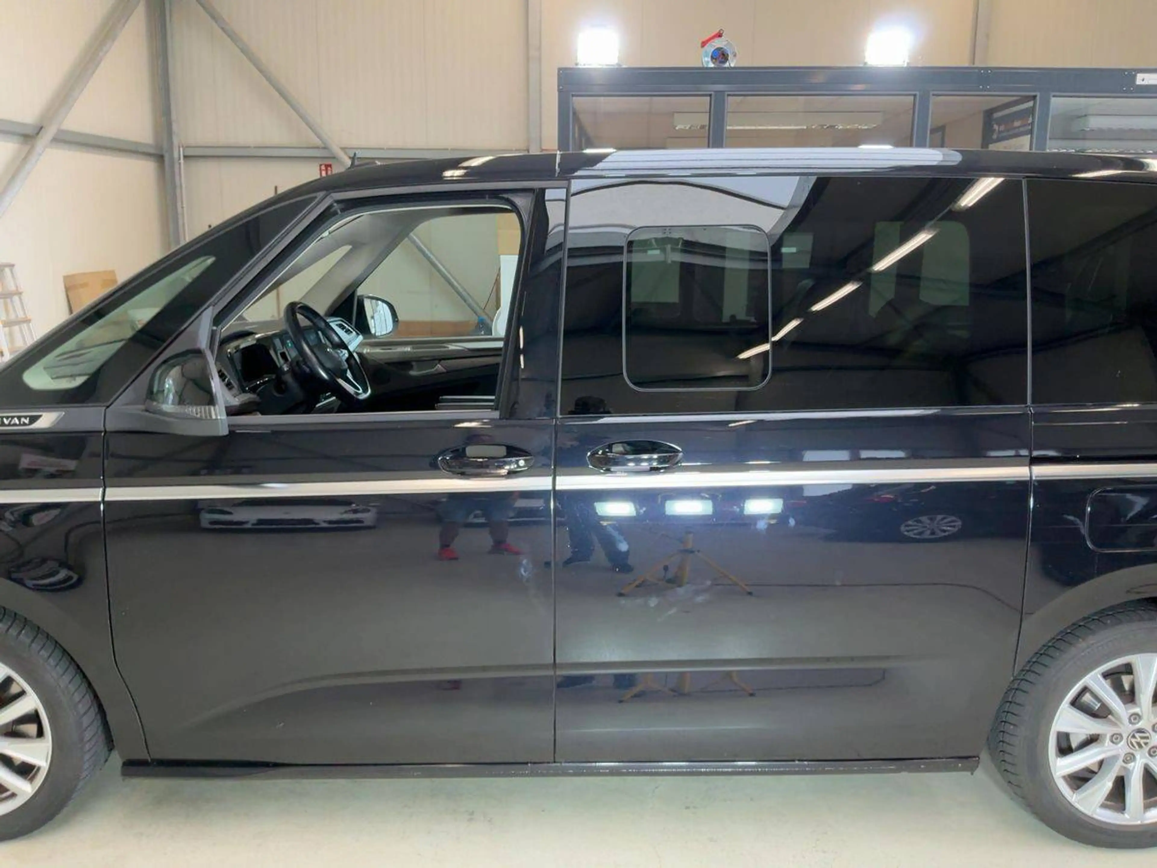 Volkswagen T7 Multivan lang Style — photo 6