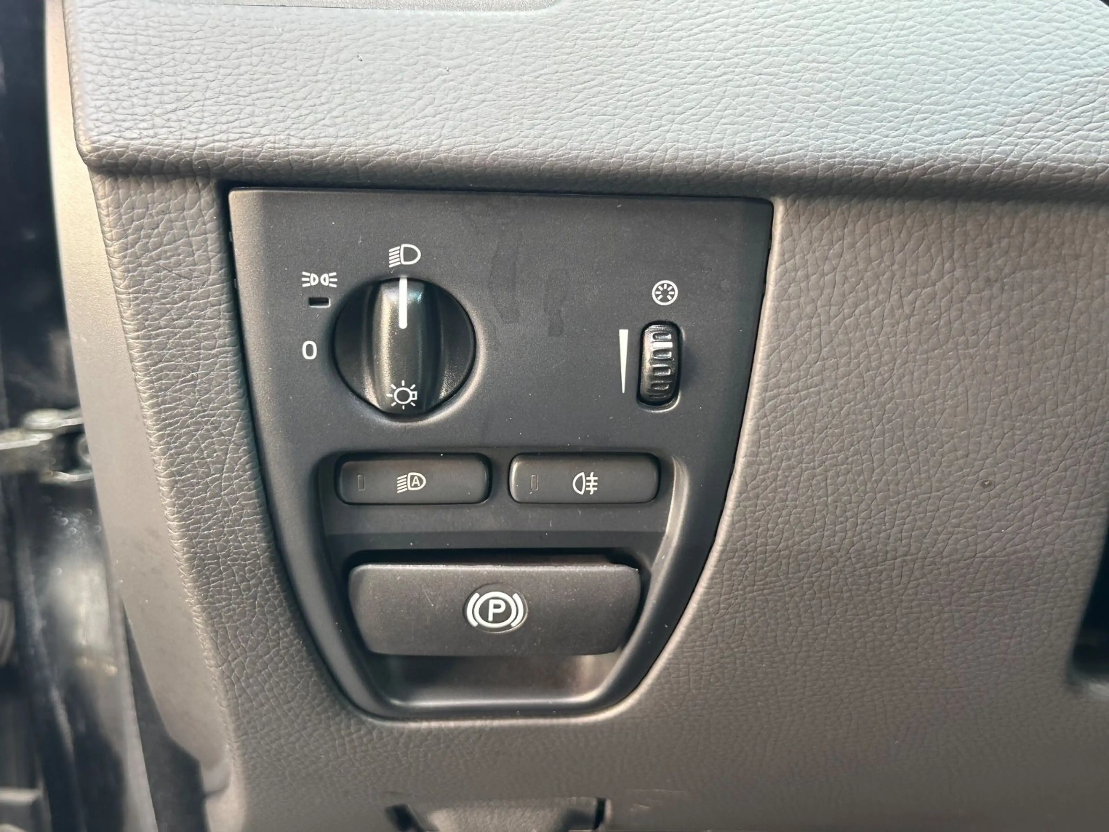 Volvo XC90 D5 AWD Momentum Geartronic 7 Sitzer/1. Hand — photo 13