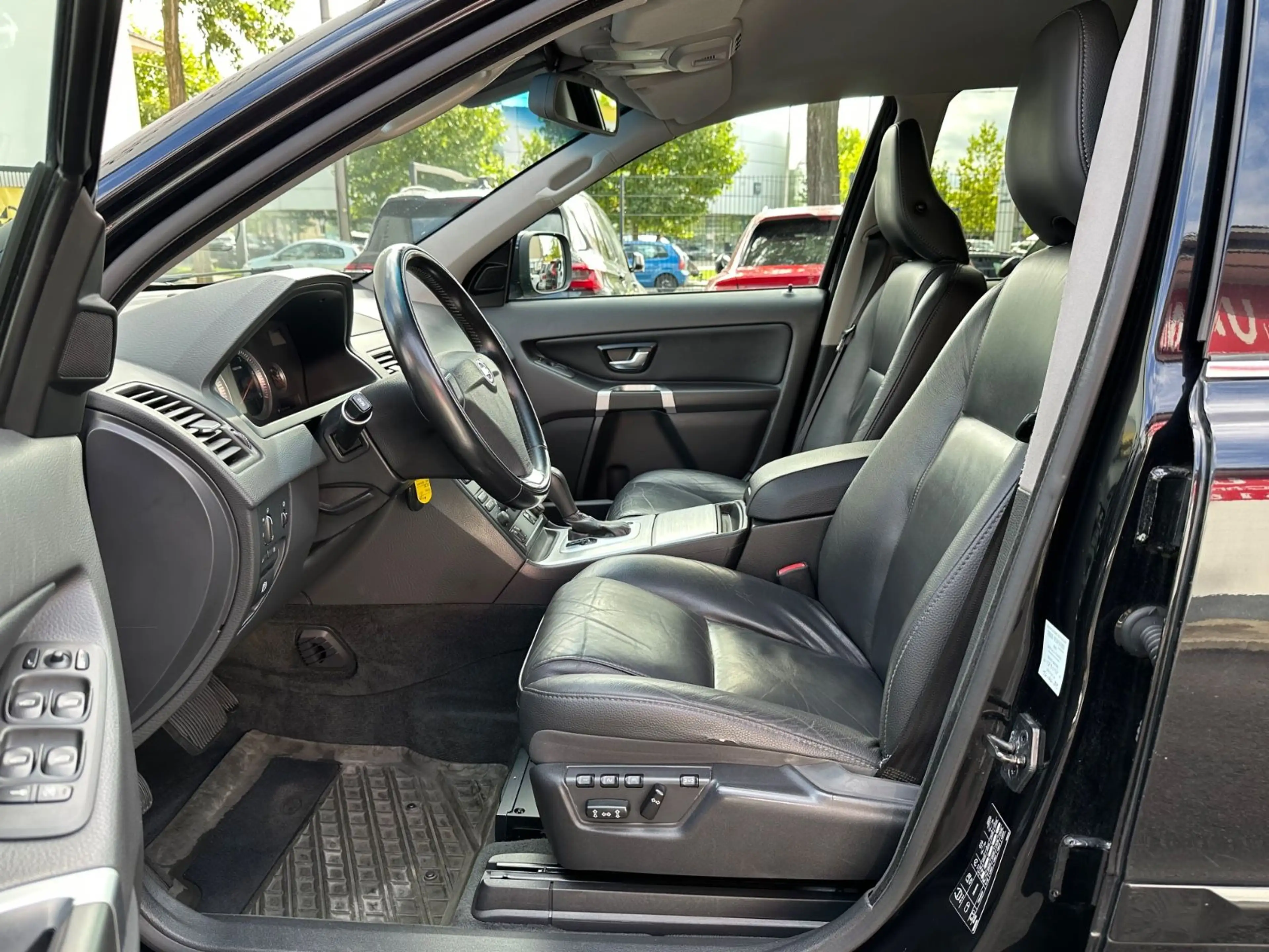 Volvo XC90 D5 AWD Momentum Geartronic 7 Sitzer/1. Hand — photo 11