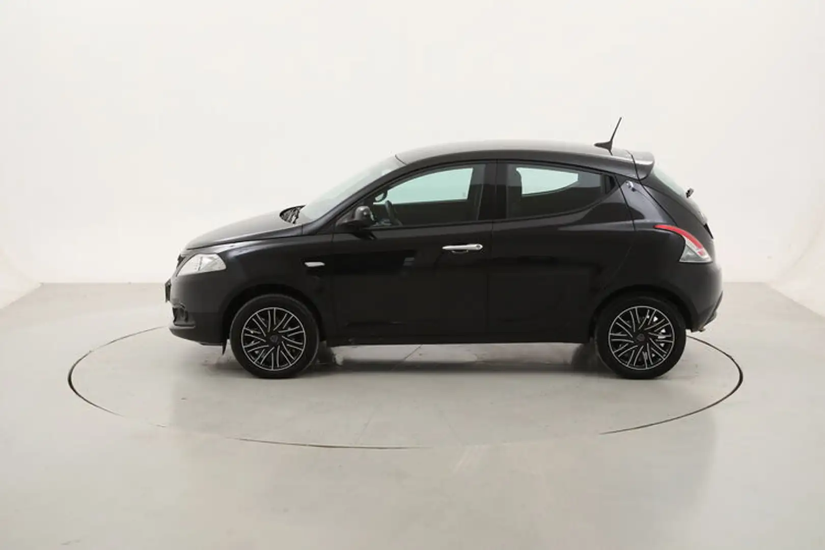 Lancia Ypsilon Hybrid Silver Plus 1.0 Mild Hybrid 70CV Nero - 2