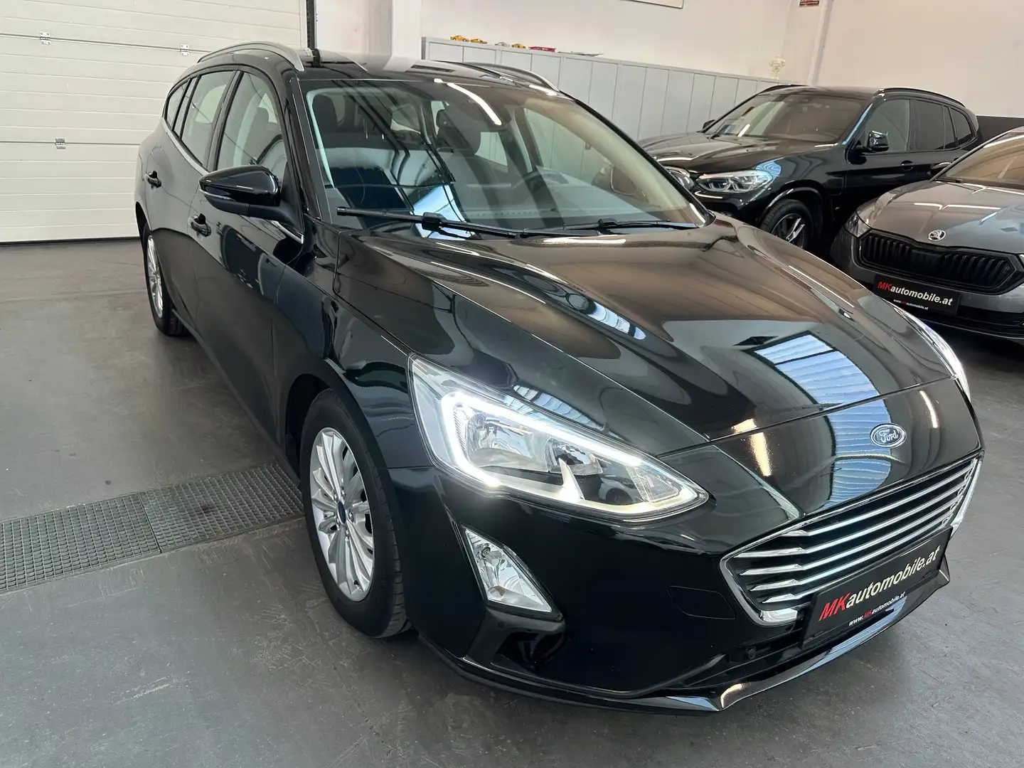 Ford Focus Traveller 2,0 EcoBlue SCR Titanium Business Aut. Schwarz - 1