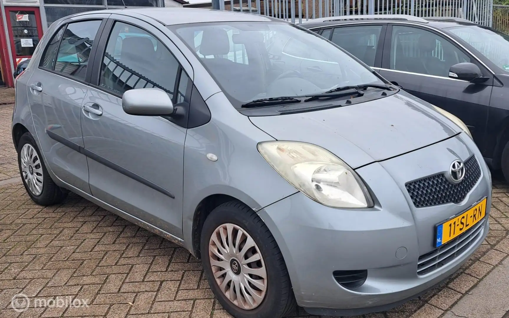 Toyota Yaris 1.3 VVTi Luna Grijs - 1