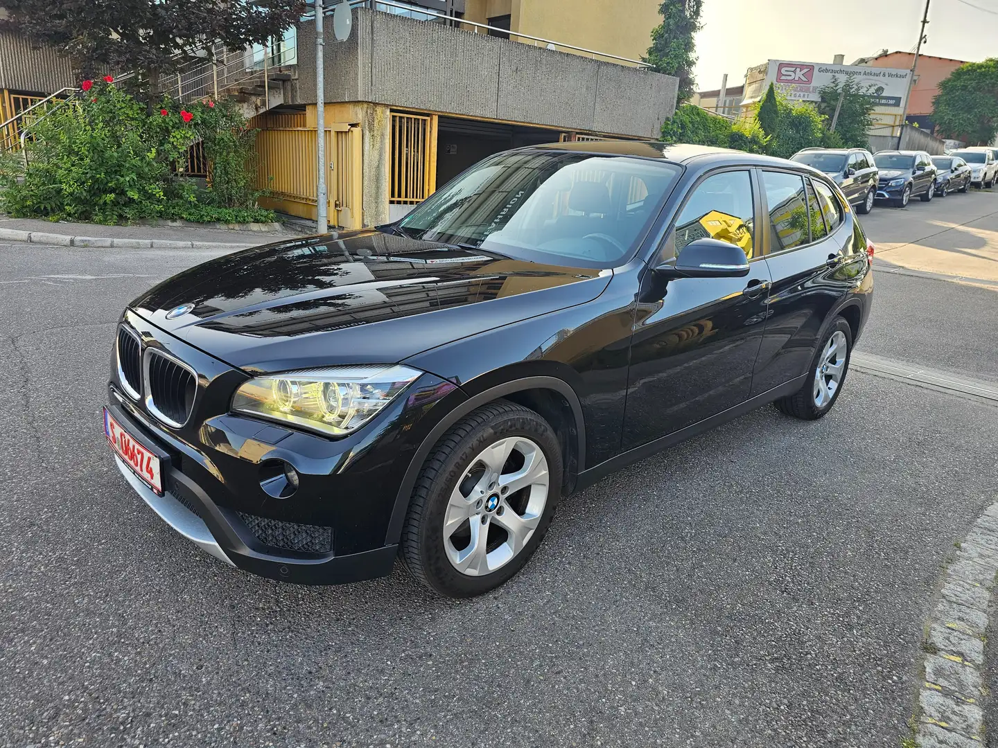 BMW X1 18 i sDrive Schwarz - 1