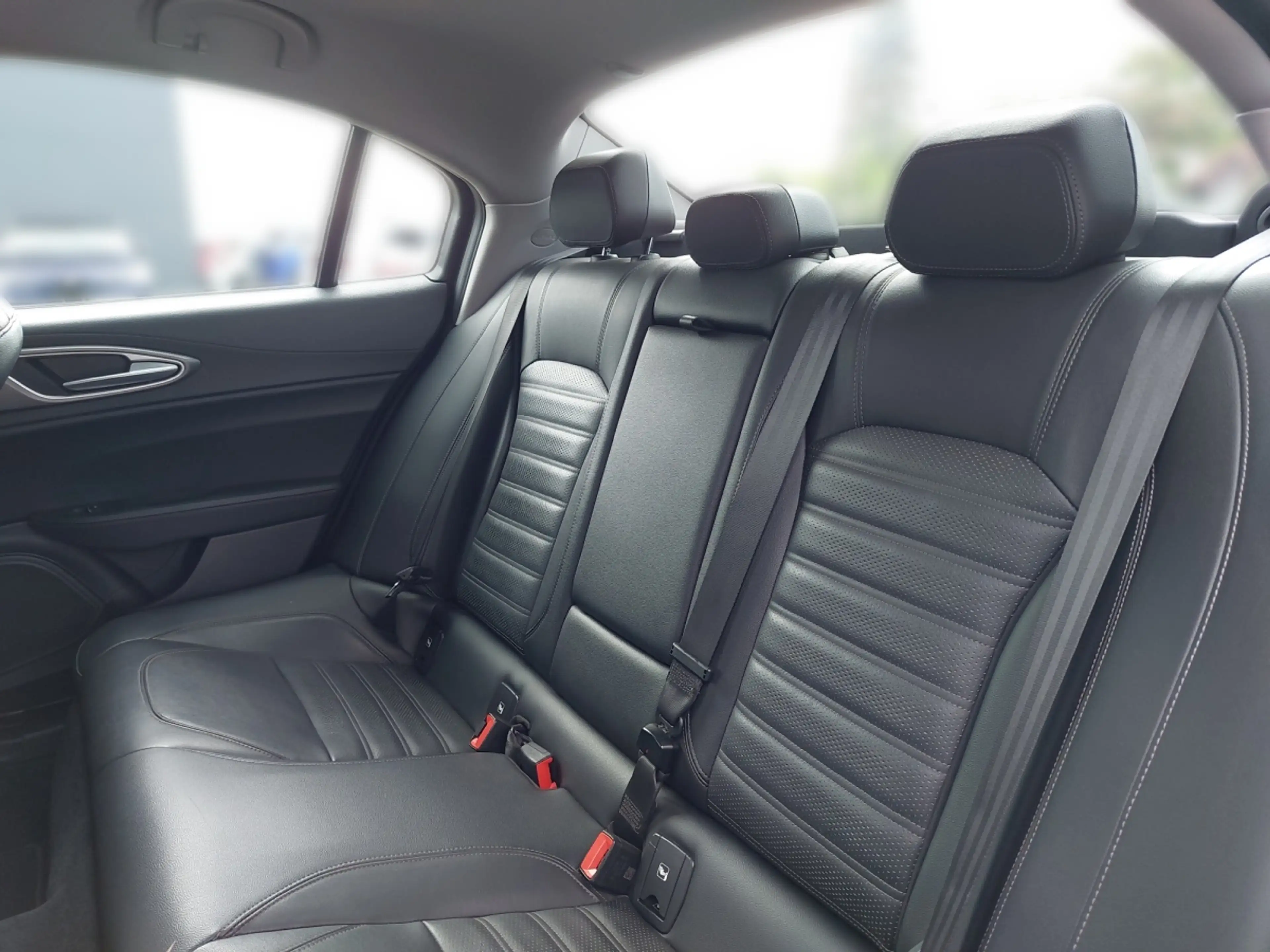 Alfa Romeo Giulia Veloce 2.2 210 AT AWD — photo 11