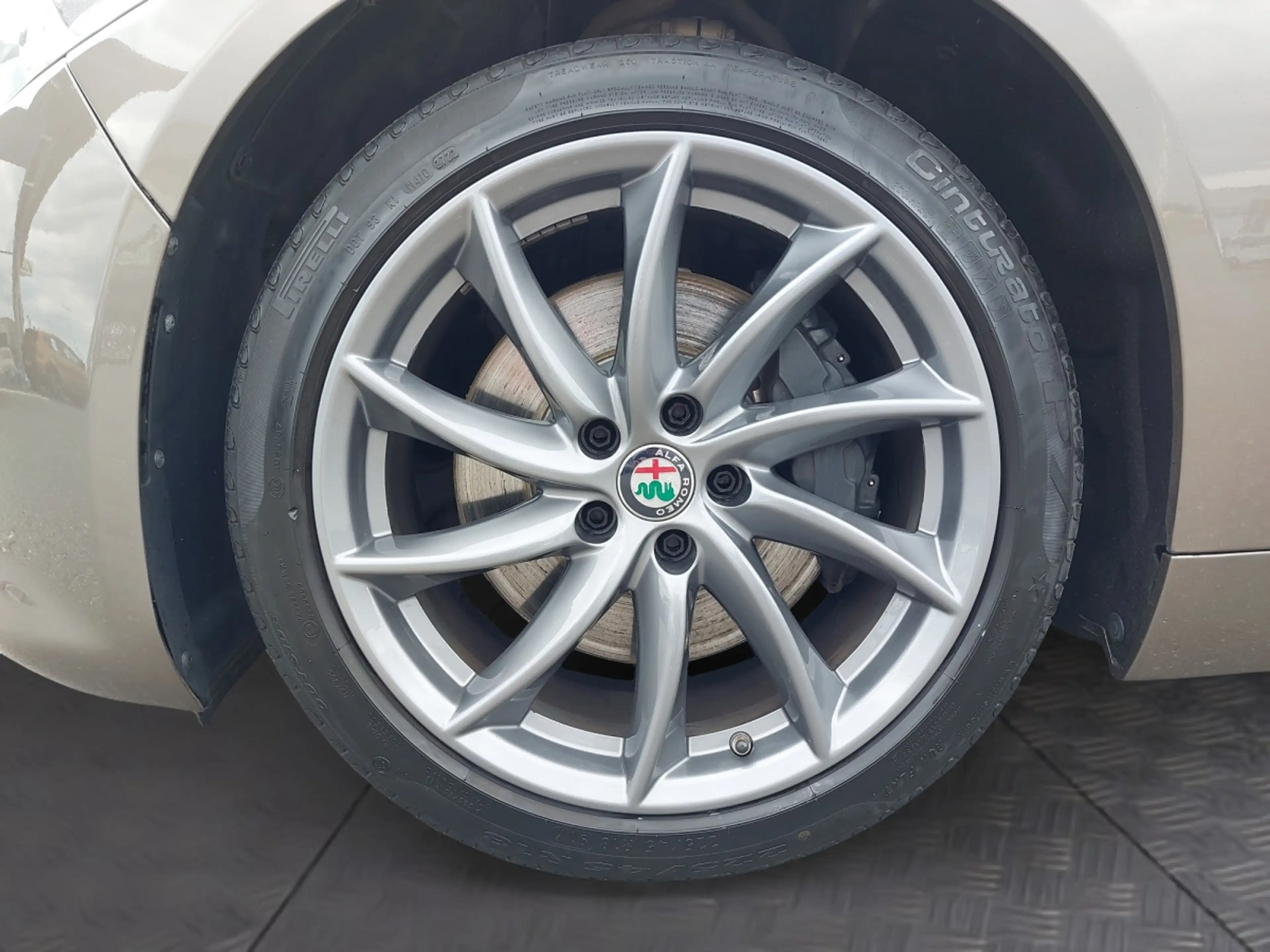 Alfa Romeo Giulia Veloce 2.2 210 AT AWD — photo 14