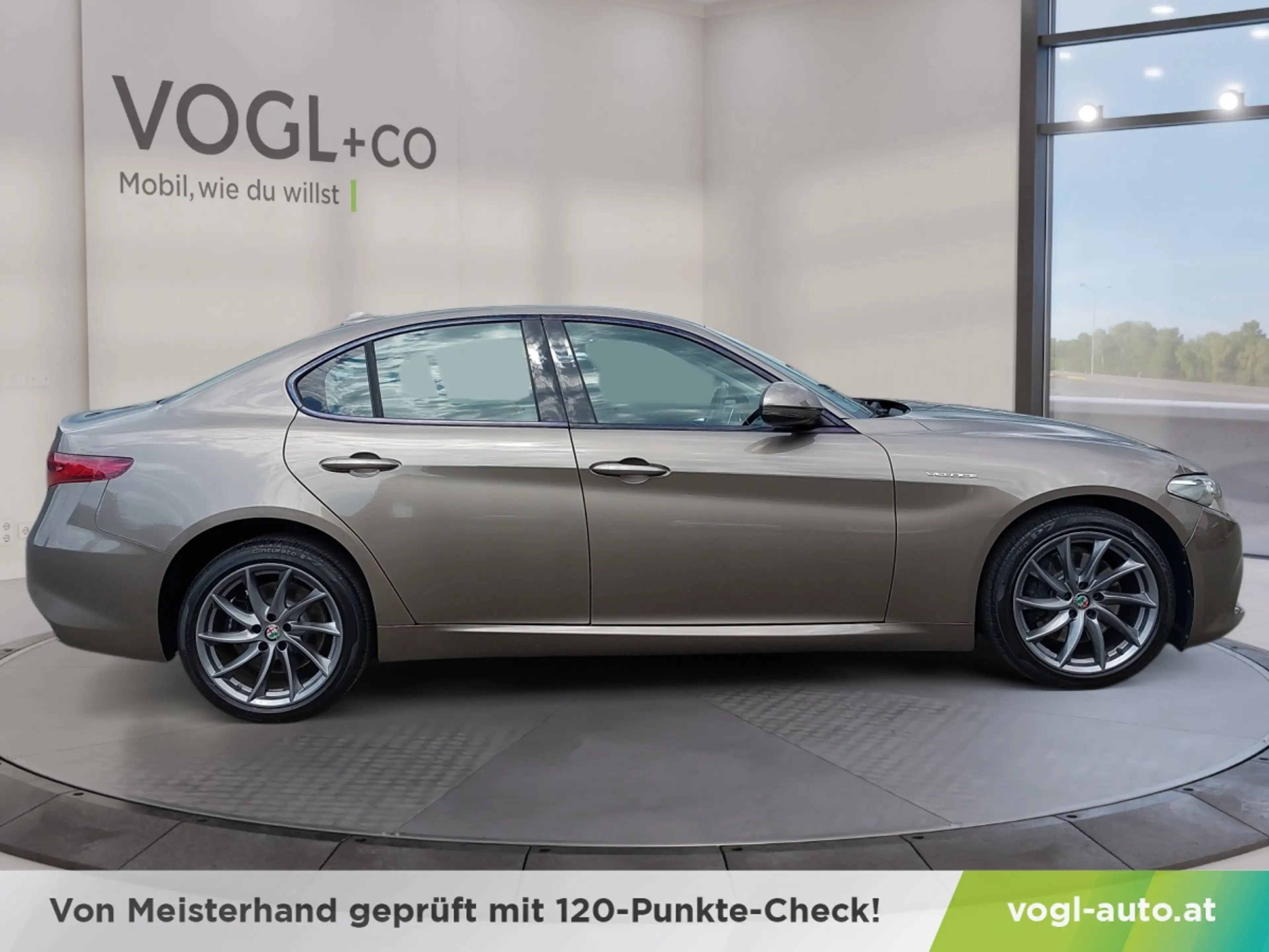 Alfa Romeo Giulia Veloce 2.2 210 AT AWD — photo 8