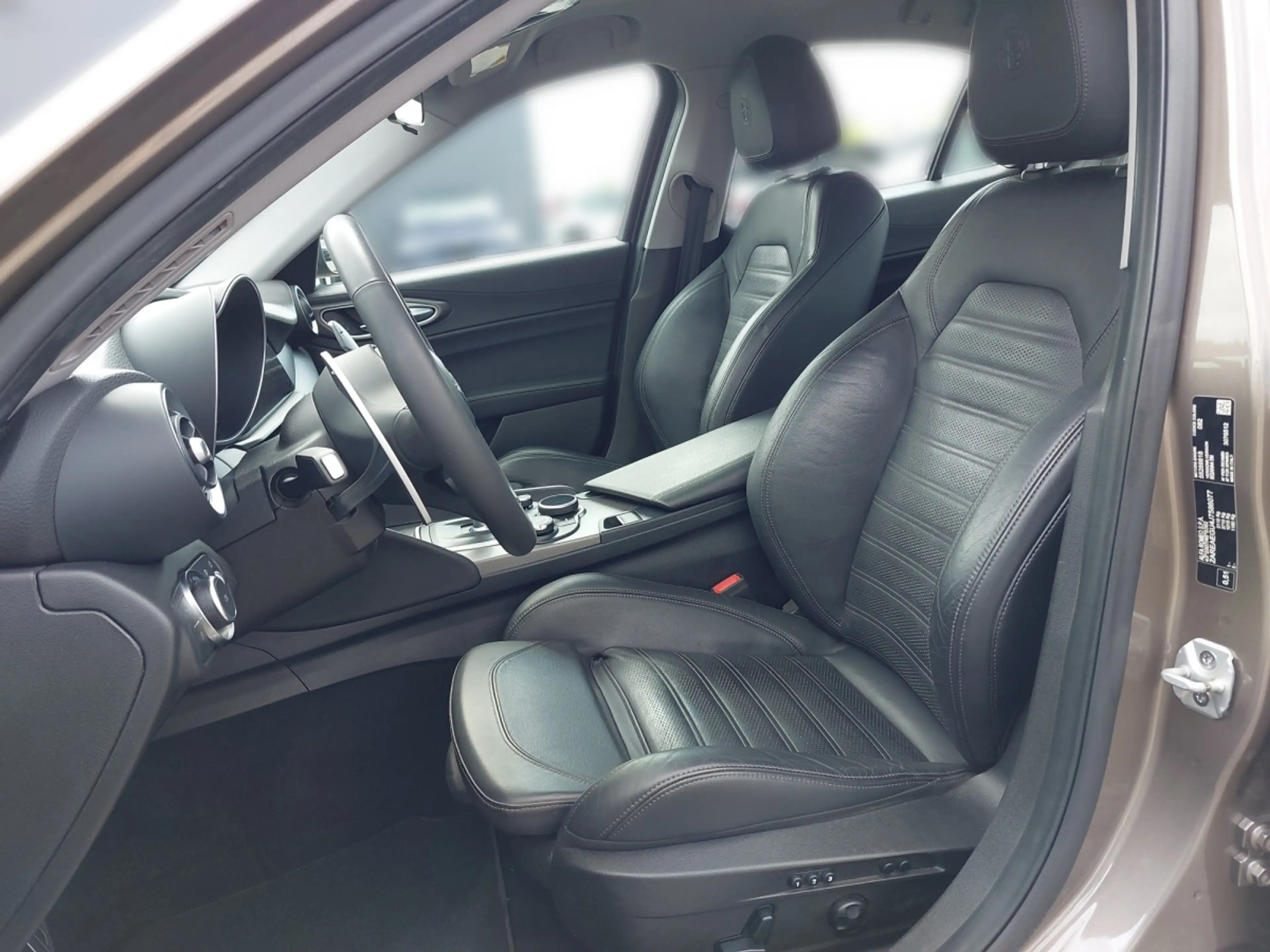 Alfa Romeo Giulia Veloce 2.2 210 AT AWD — photo 5