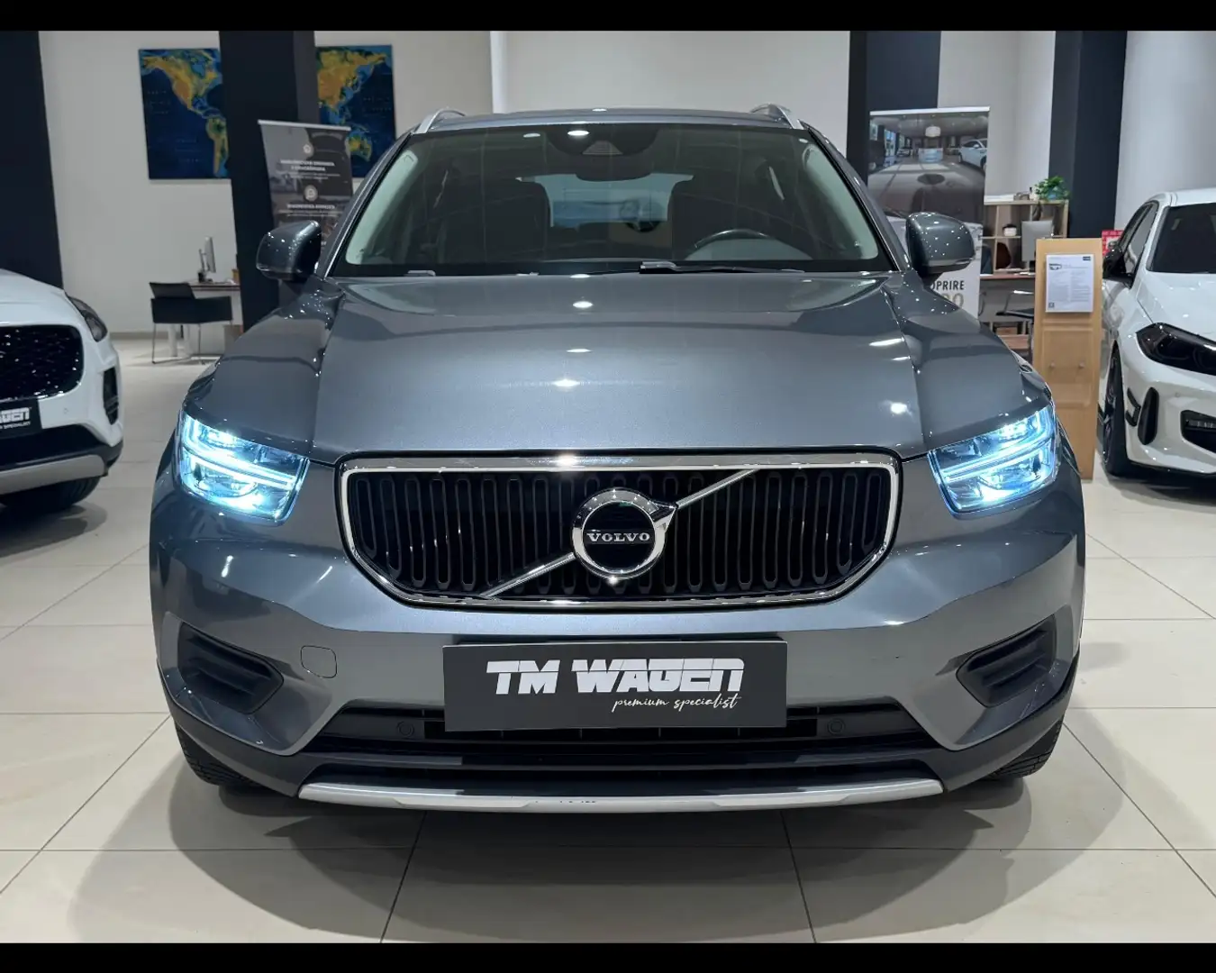Volvo XC40 D4 AWD Geartronic Momentum 190cv 2018 4x4 Gris - 2