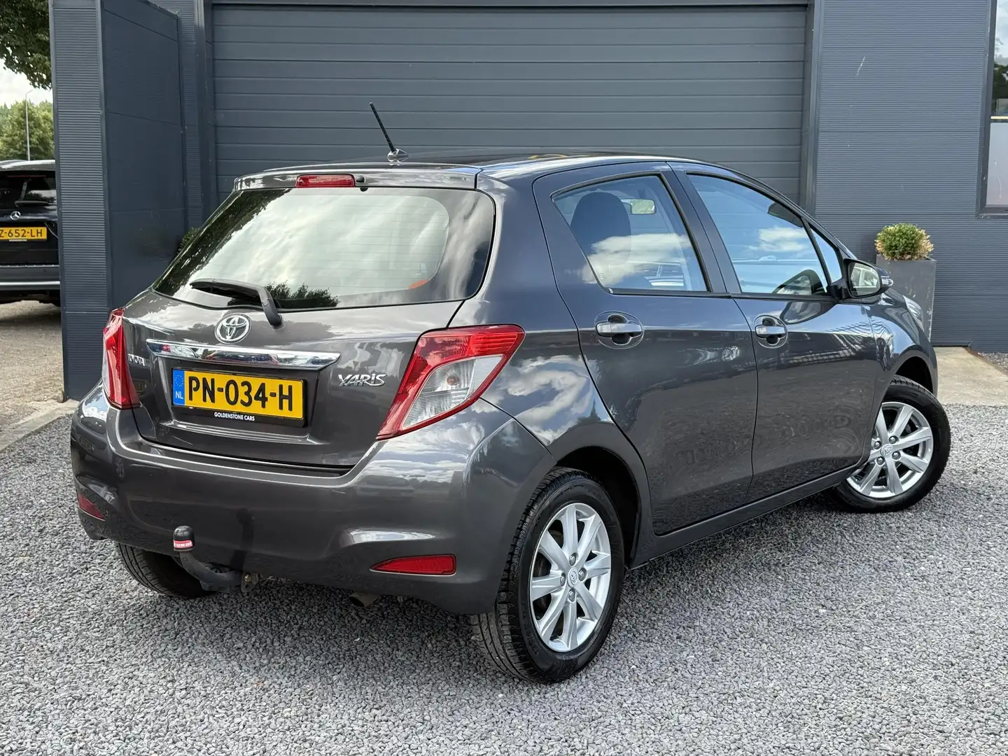Toyota Yaris 1.3 VVT-i Dynamic 1e Eigenaar,Airco,Trekhaak,6-Bak Grijs - 2
