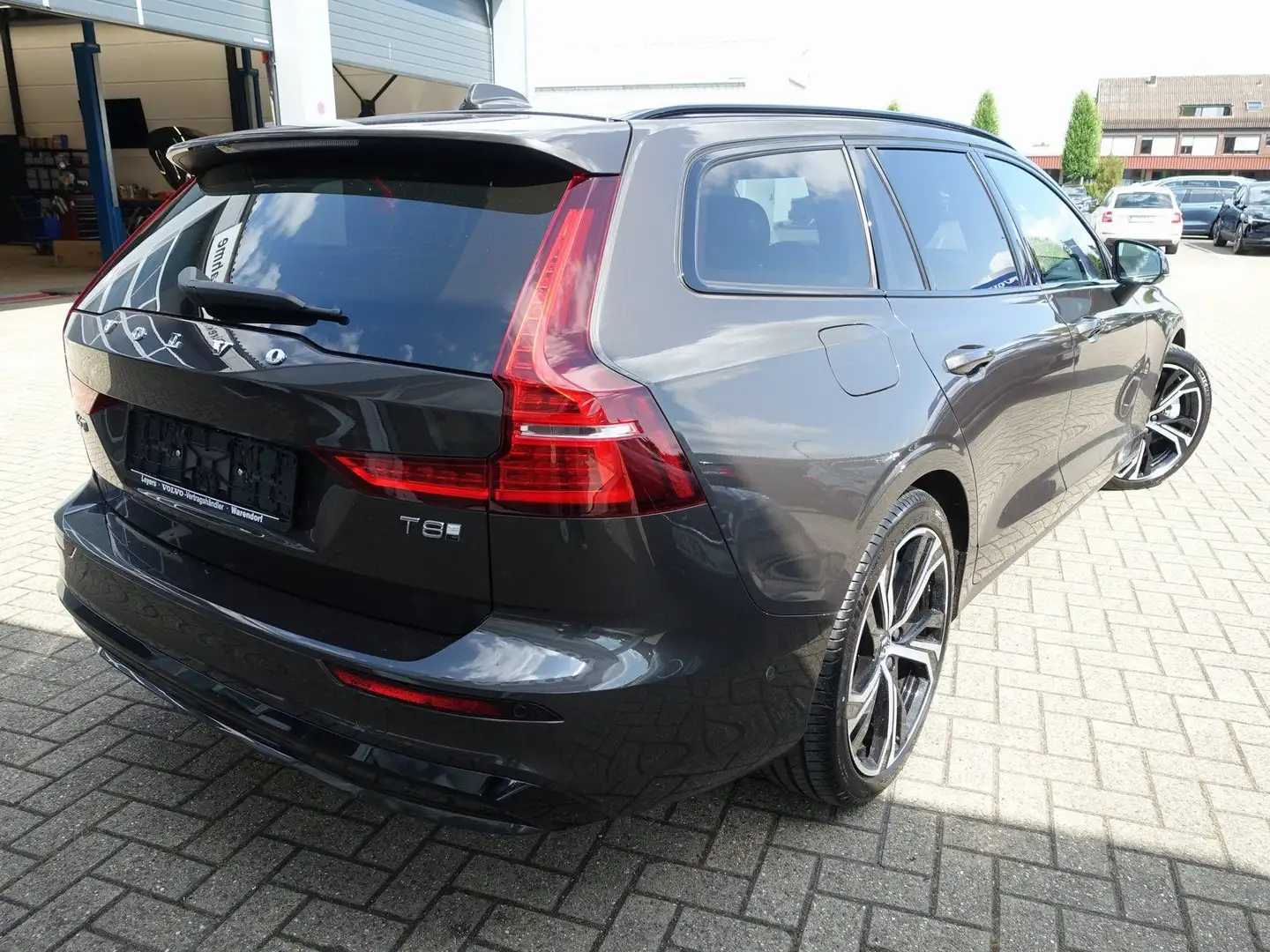 Volvo V60 Ultra T8 AWD/360°/AHK/HeadUP/B&W/BLIS/Pano Grau - 2