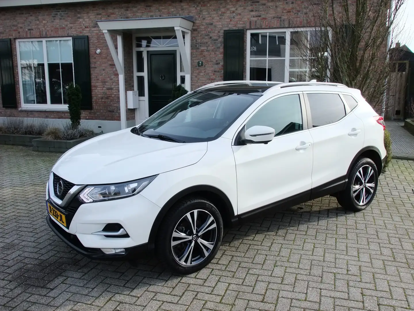 Nissan Qashqai 1.3 DIG-T N-Connecta , 360 camera , Dab+ , Navi , Weiß - 1