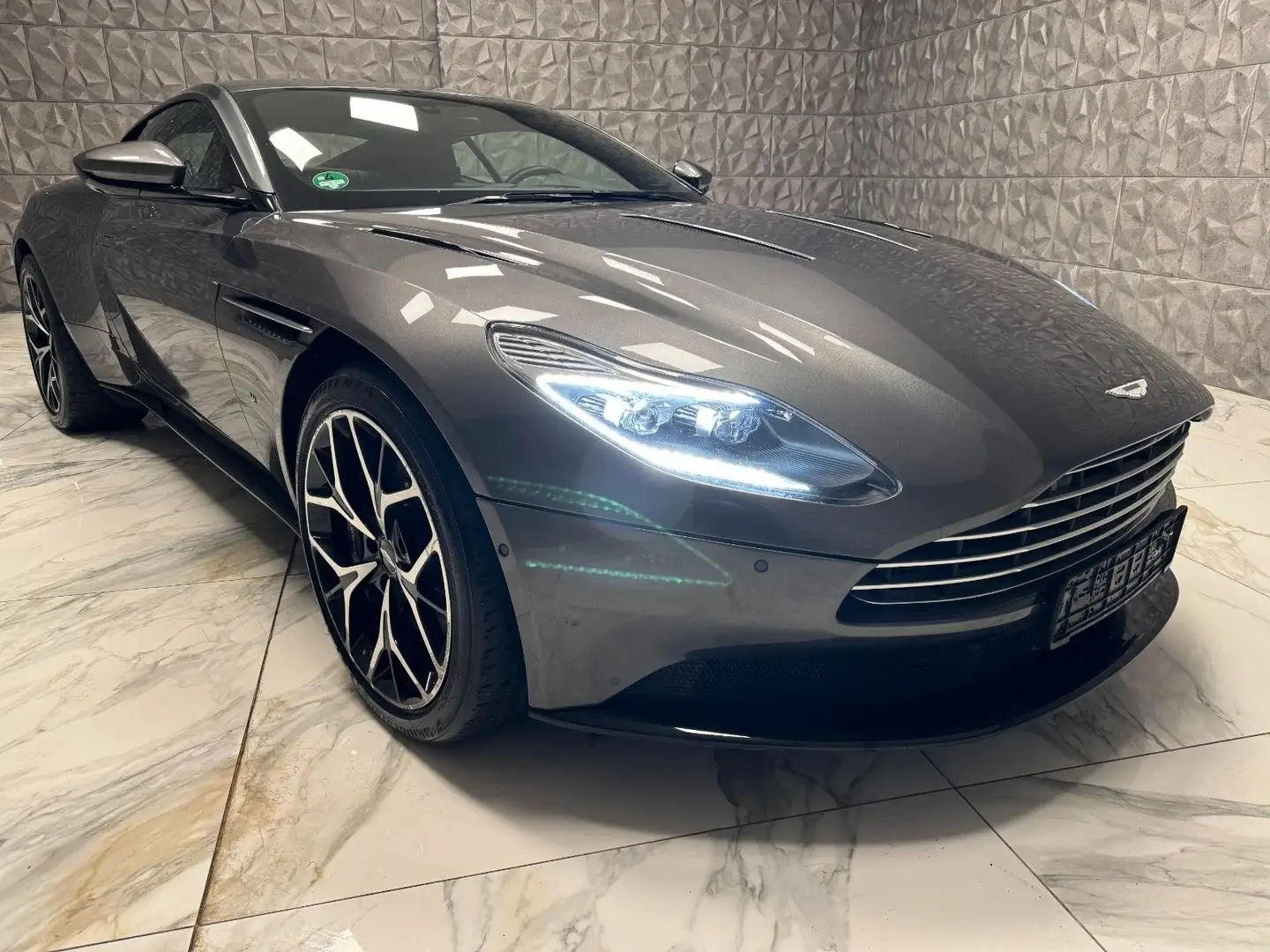 Aston Martin DB11 5.2 V12 Grau - 1