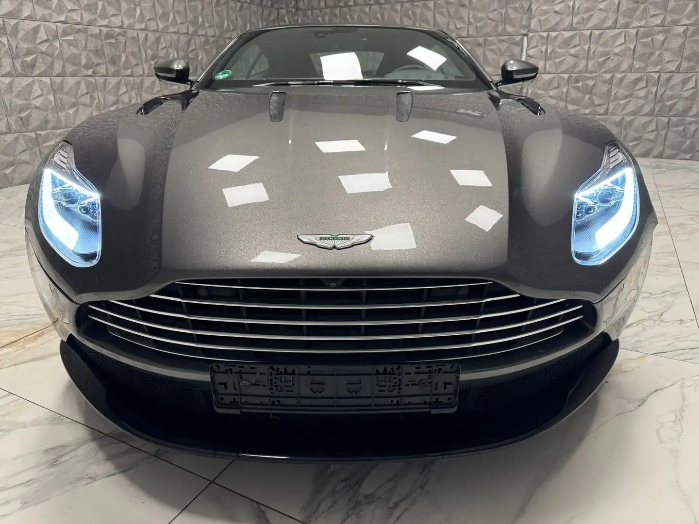 Aston Martin DB11 5.2 V12 Grau - 2