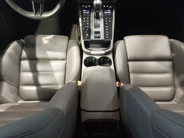 Porsche Macan view 15