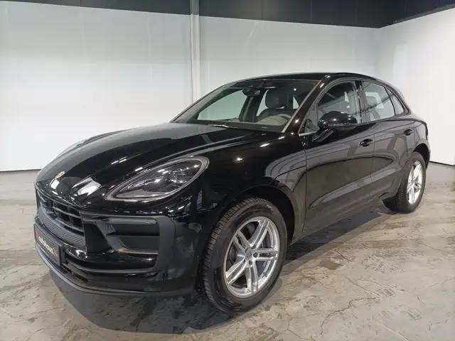 Porsche Macan view 3