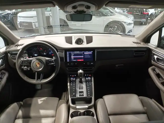 Porsche Macan view 9