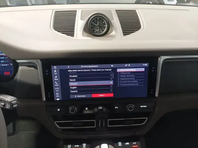 Porsche Macan view 12