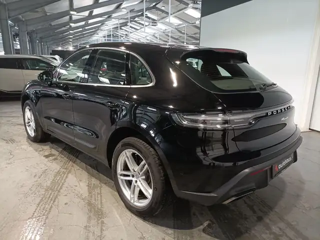 Porsche Macan view 4