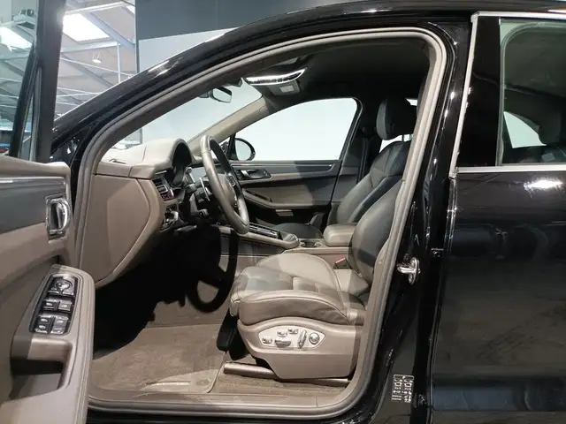 Porsche Macan view 8