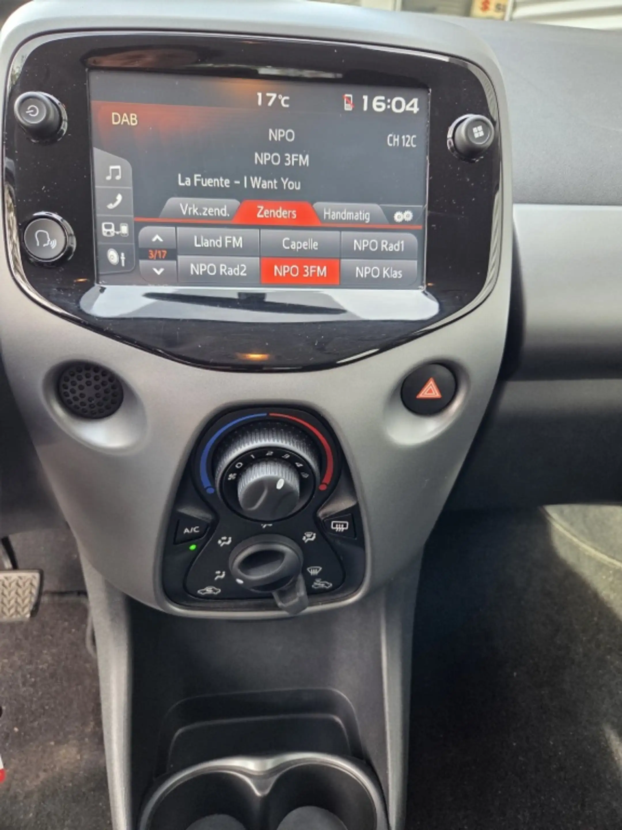 Toyota Aygo 1.0 VVT-i x-play — photo 11