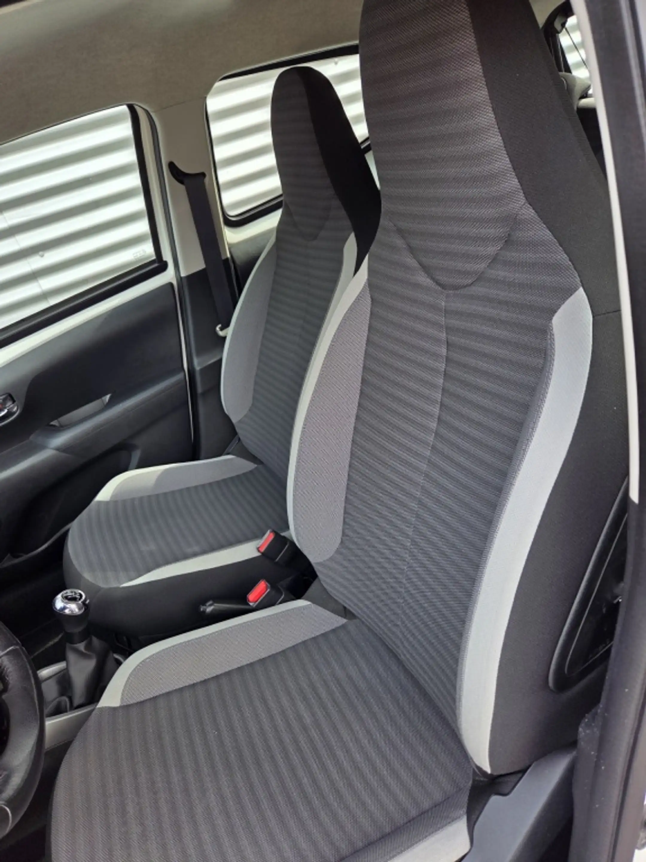 Toyota Aygo 1.0 VVT-i x-play — photo 2
