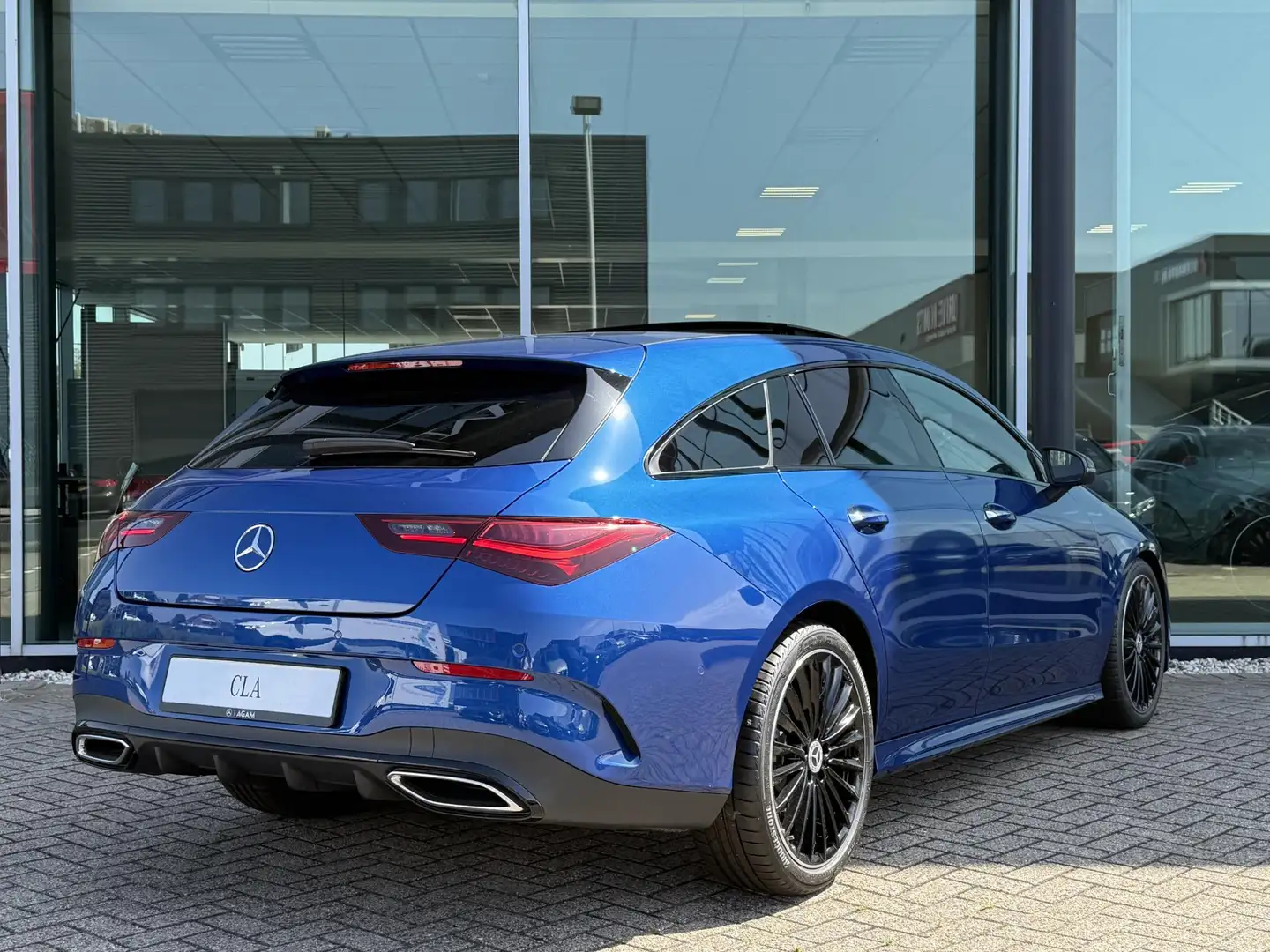 Mercedes-Benz CLA 180 Shooting Brake AMG Line Bleu - 2