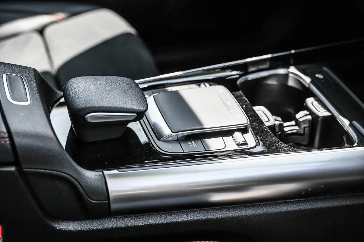 Mercedes-Benz GLA снимка Mercedes-Benz GLA