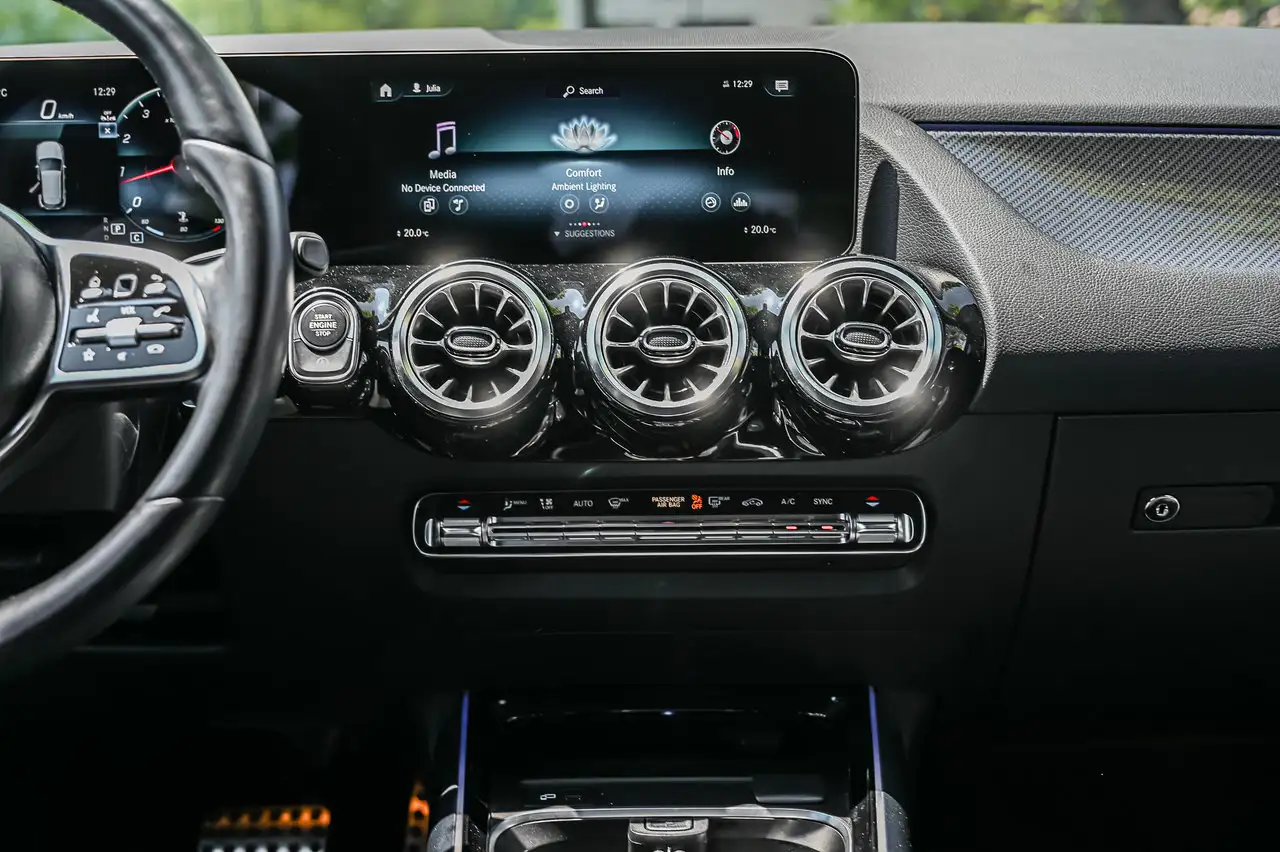 Mercedes-Benz GLA снимка Mercedes-Benz GLA