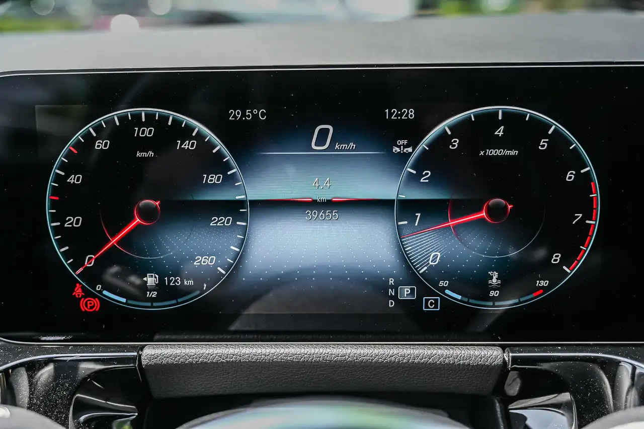 Mercedes-Benz GLA снимка Mercedes-Benz GLA
