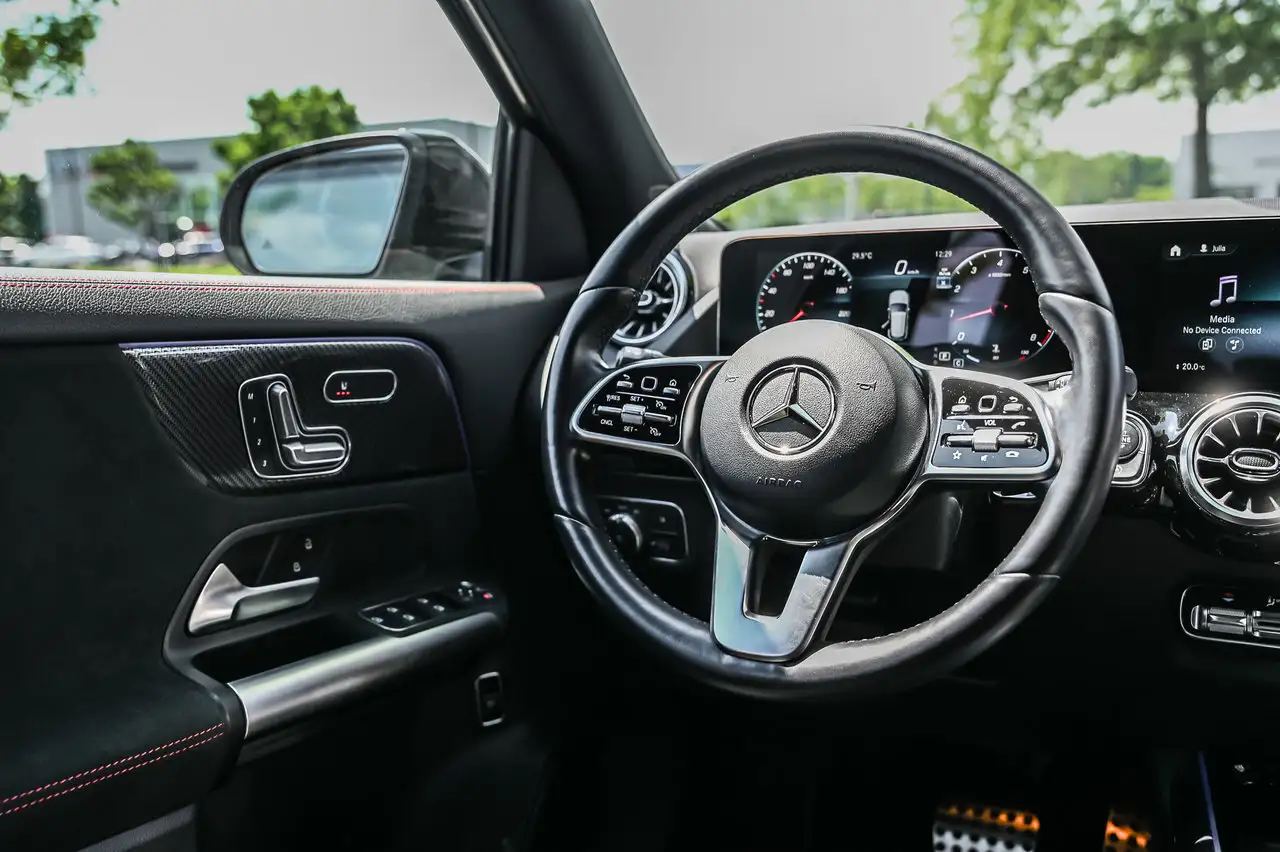 Mercedes-Benz GLA снимка Mercedes-Benz GLA
