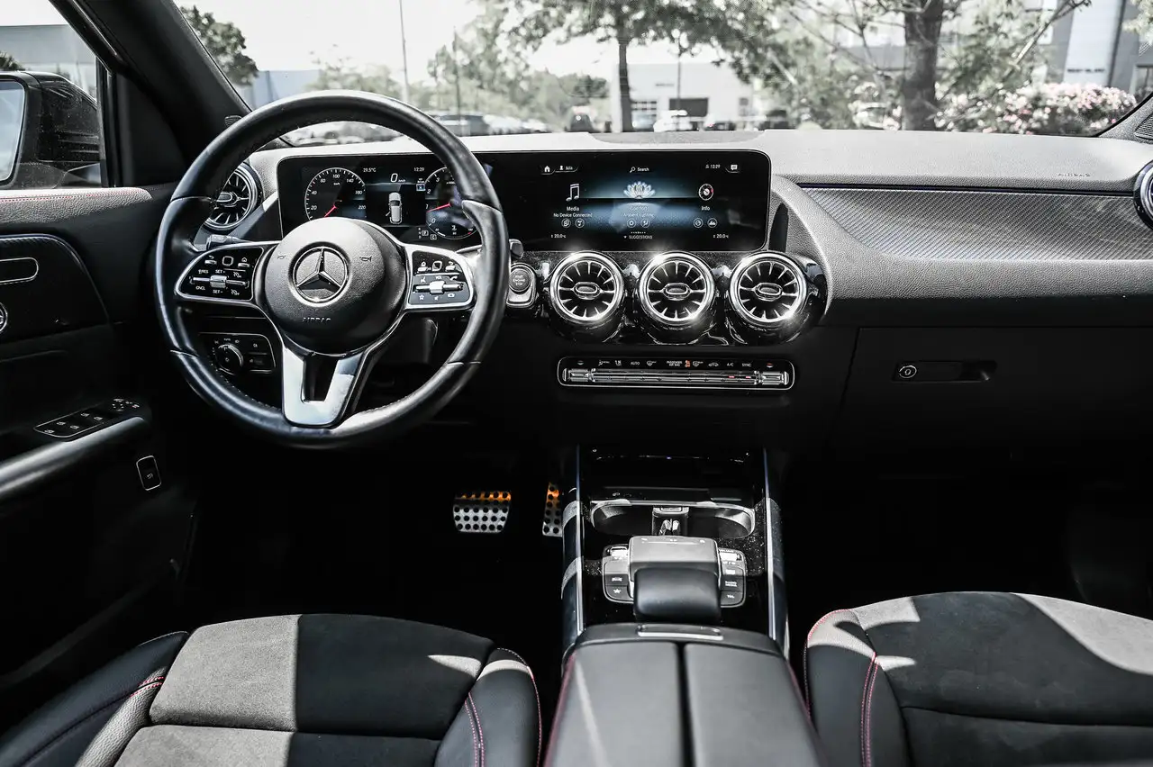 Mercedes-Benz GLA снимка Mercedes-Benz GLA