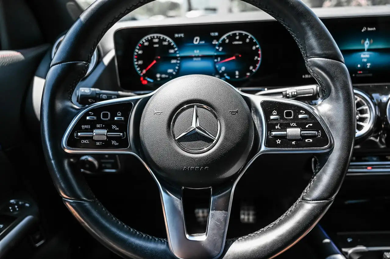 Mercedes-Benz GLA снимка Mercedes-Benz GLA