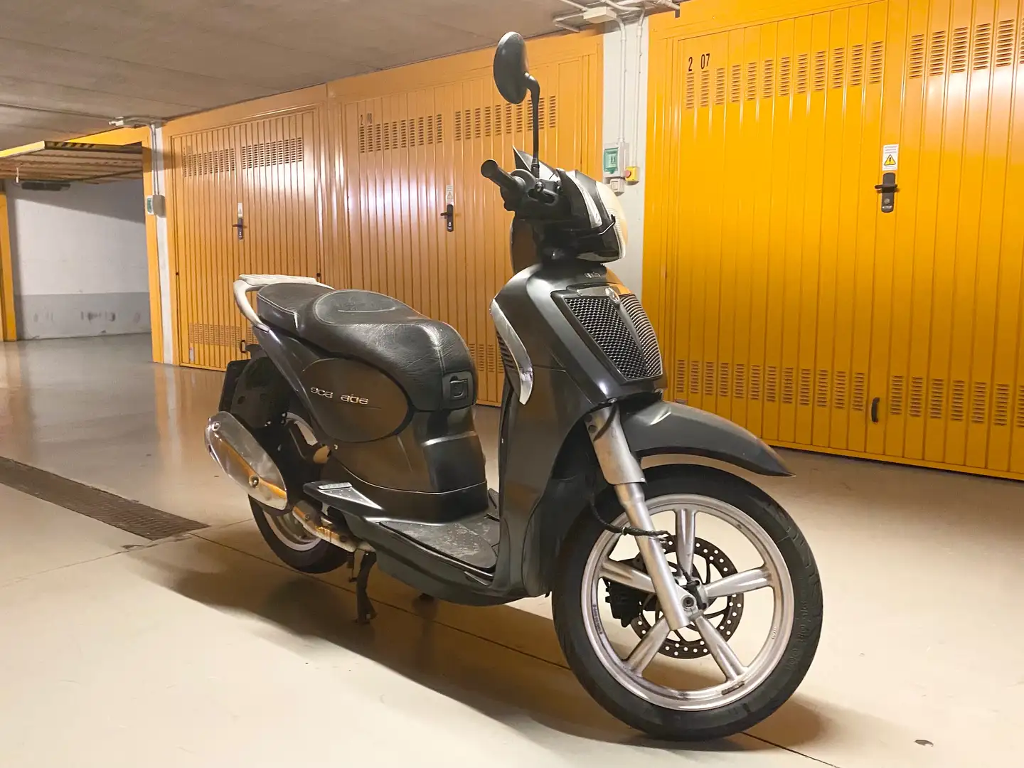 Aprilia Scarabeo 125 EURO 3 (ok in tutta Milano fino ottobre 2028) Gris - 1
