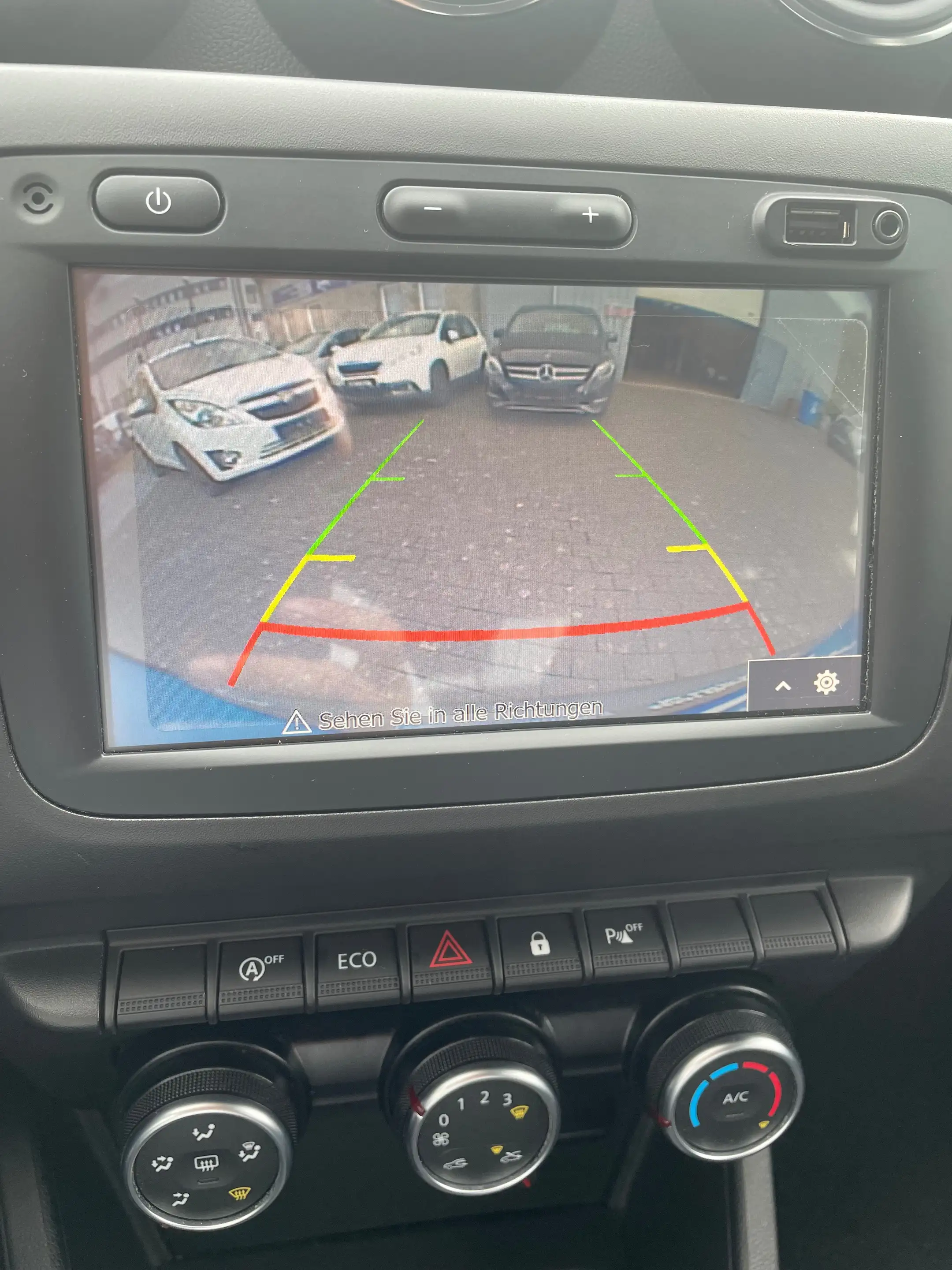 Dacia Duster Comfort / LPG (Flüssiggas)/ 80.000 KM gelaufen/1. Hand/Sitzheizung/Rückfahrkamera/Apple-CarPlay/Navi — photo 11