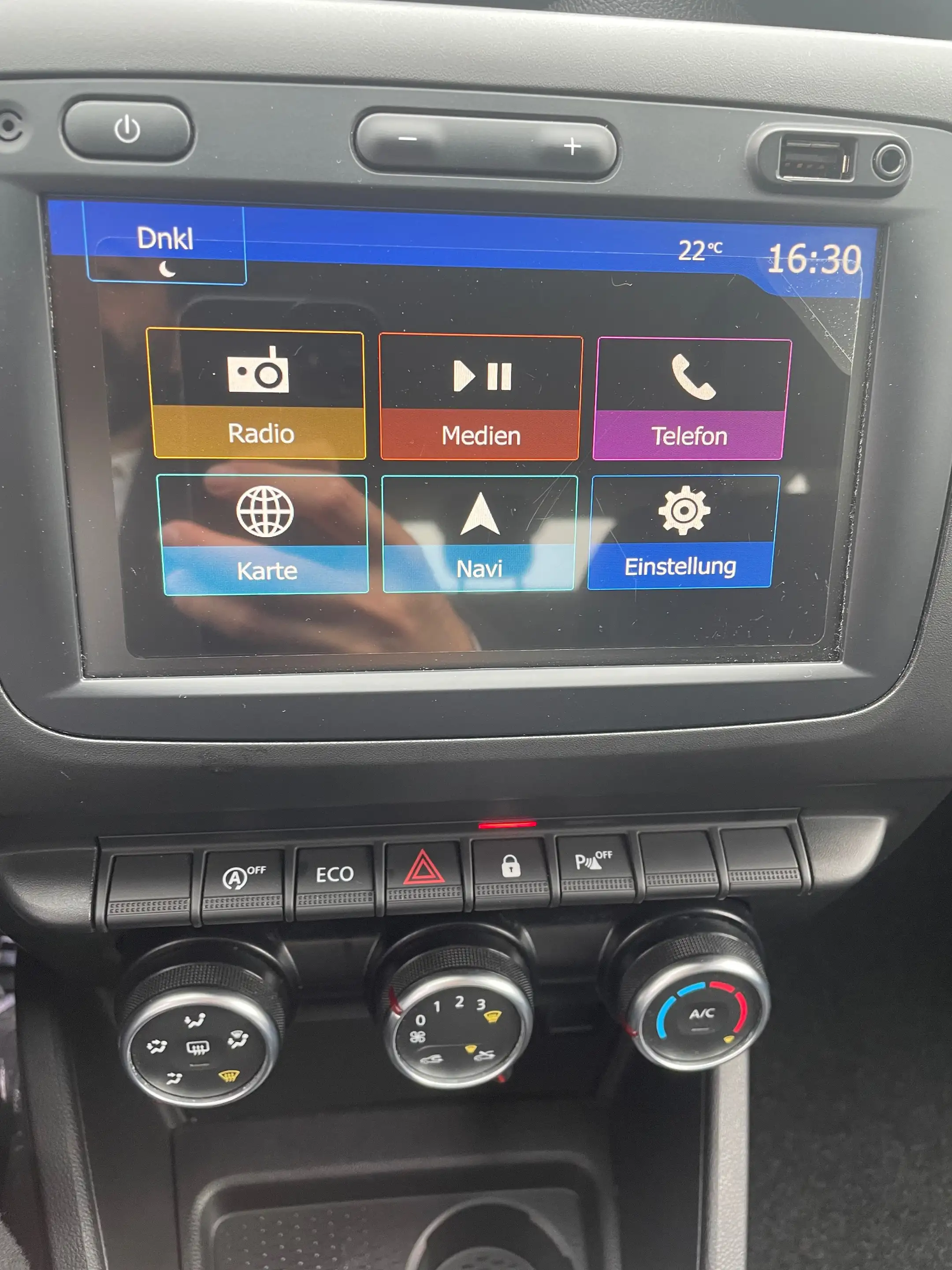 Dacia Duster Comfort / LPG (Flüssiggas)/ 80.000 KM gelaufen/1. Hand/Sitzheizung/Rückfahrkamera/Apple-CarPlay/Navi — photo 12