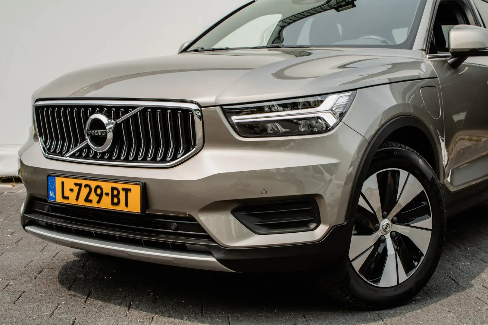 Volvo XC40 1.5 T4 211pk Aut. Recharge Inscription Expression Grijs - 2