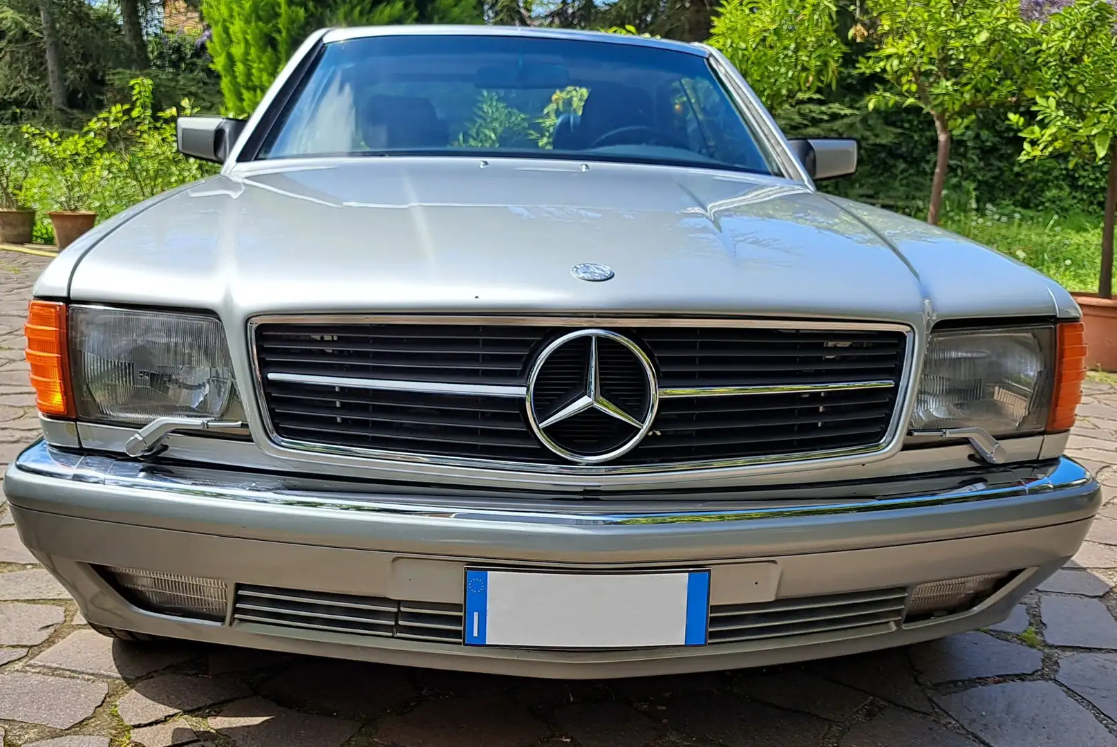 Mercedes-Benz 560 SEC C126 Gümüş rengi - 1