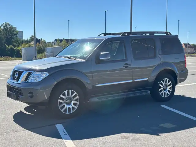 Nissan Pathfinder 3.0 dCi LE 4x4 Automatik 7 Sitzer