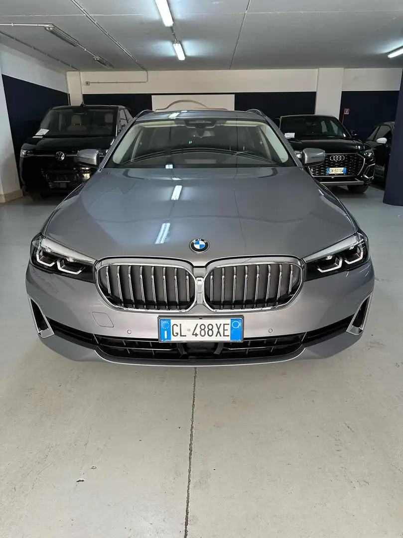 BMW 520 d 48V xDrive Touring Luxury LINE Grau - 2