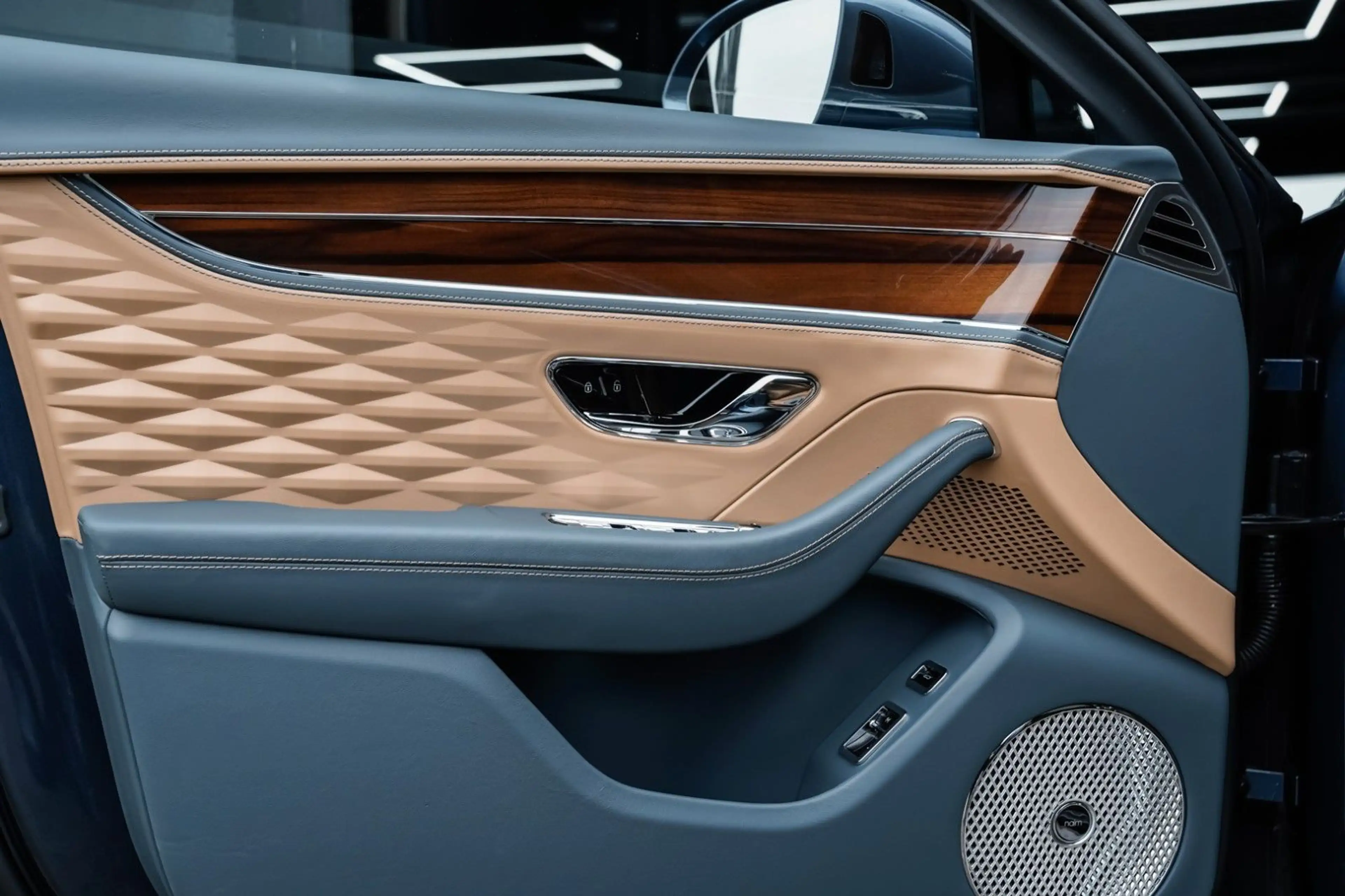 Bentley Flying Spur 6.0 W12 First Edition Mulliner — photo 13