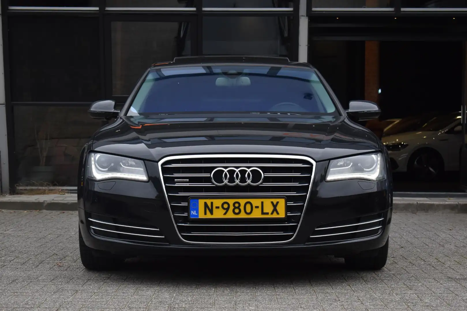Audi A8 4.2 FSI quattro Pro Line+ V8 Pano Leder Bose Zwart - 2