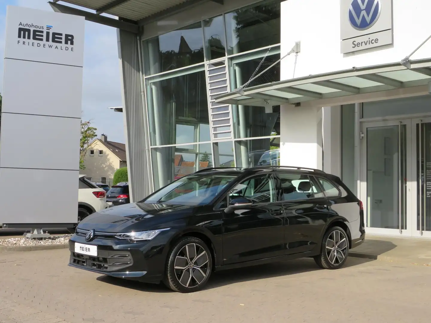 Volkswagen Golf VIII Variant Life 1.5e TSI DSG APP Kamera Zwart - 2