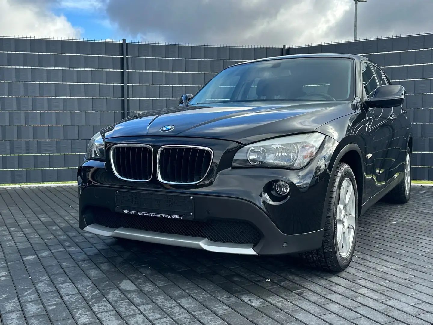 BMW X1 18 i sDrive*KLIMA*PDC*SHZ*TEMP* Noir - 1