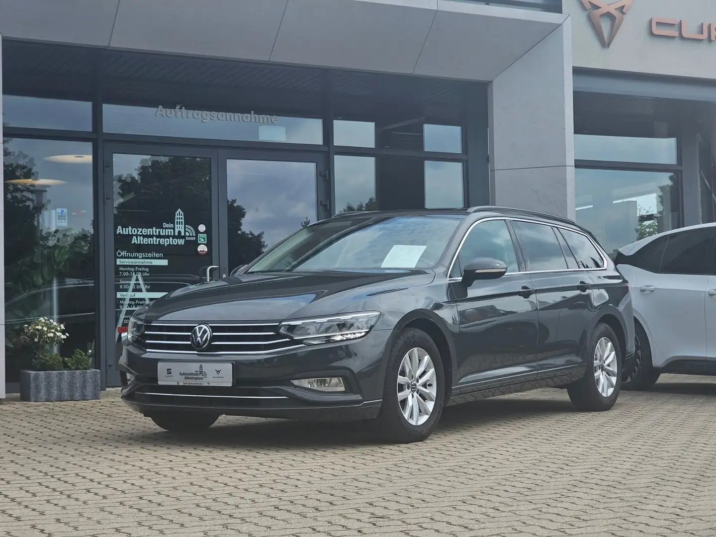Volkswagen Passat Variant 2.0 TDI Leder AHK NAVI STHZ RFK ACC Pano SH LED M Grau - 2