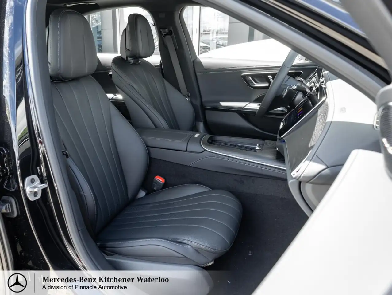Mercedes-Benz E-Class снимка Mercedes-Benz E-Class