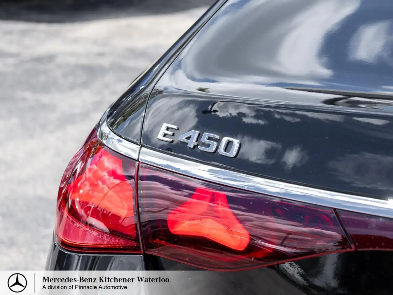 Mercedes-Benz E-Class снимка Mercedes-Benz E-Class